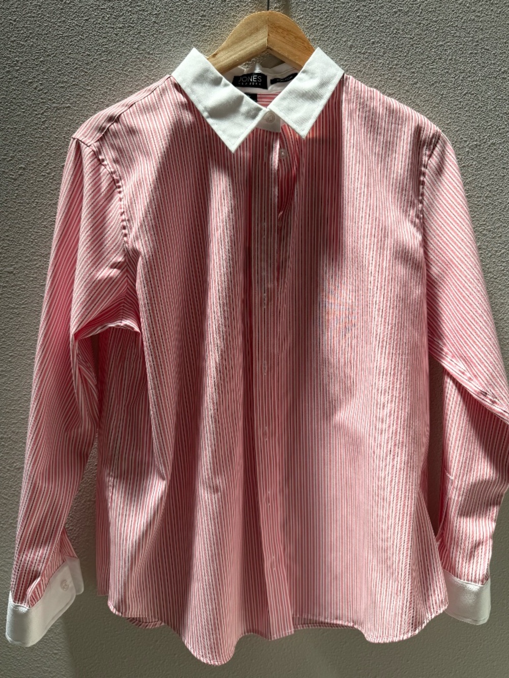 Cotton blouse, pinkish red, white collar, cuffs